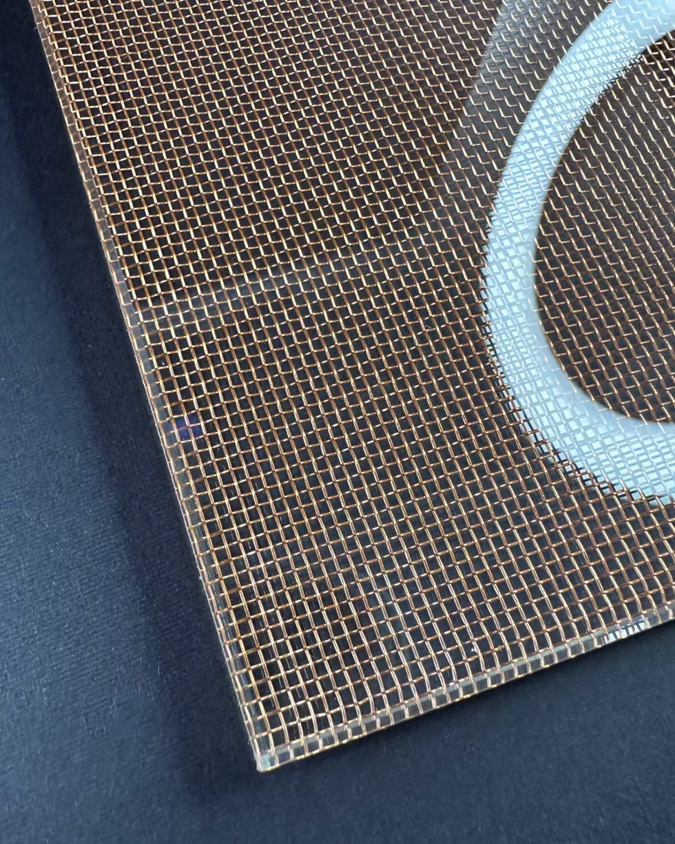 metal mesh lamination, metal mesh glass, metal mesh laminated glass, laminated glass metal mesh, metal mesh lamination services