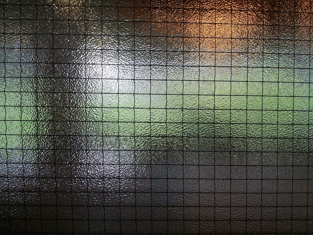 metal mesh lamination, metal mesh glass, metal mesh laminated glass, laminated glass metal mesh, metal mesh lamination services